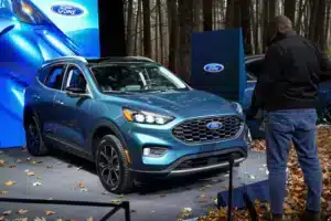 Ford-Shifts-Gears:-Delays-Electric-SUV-and-Truck-in-Favor-of-Hybrid-Expansion-by-2030